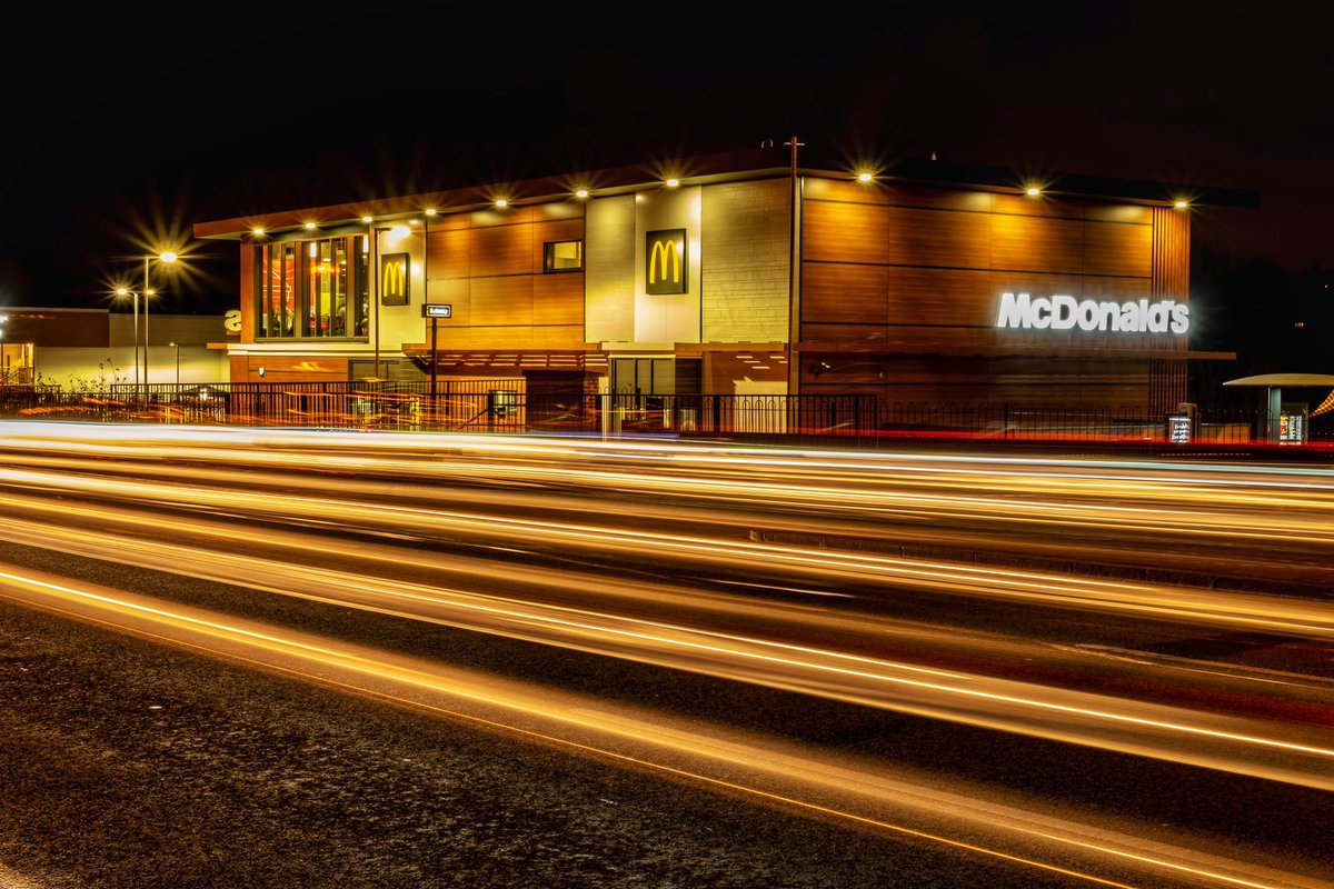 sabphotos69's tweet photo. Fast food.  Night photography in Stourbridge #Stourbridge #photography #longexposure #McDonalds #Maccys #light #night #nightphotography #lighttrails #BlackCountry https://t.co/LOdZkit8kl