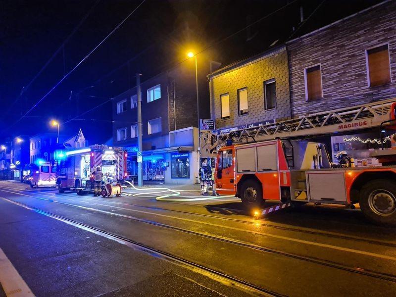Feuer in Essener Konditorei: Bewohner retten sich ins Freie waz.de/lokales/essen/…