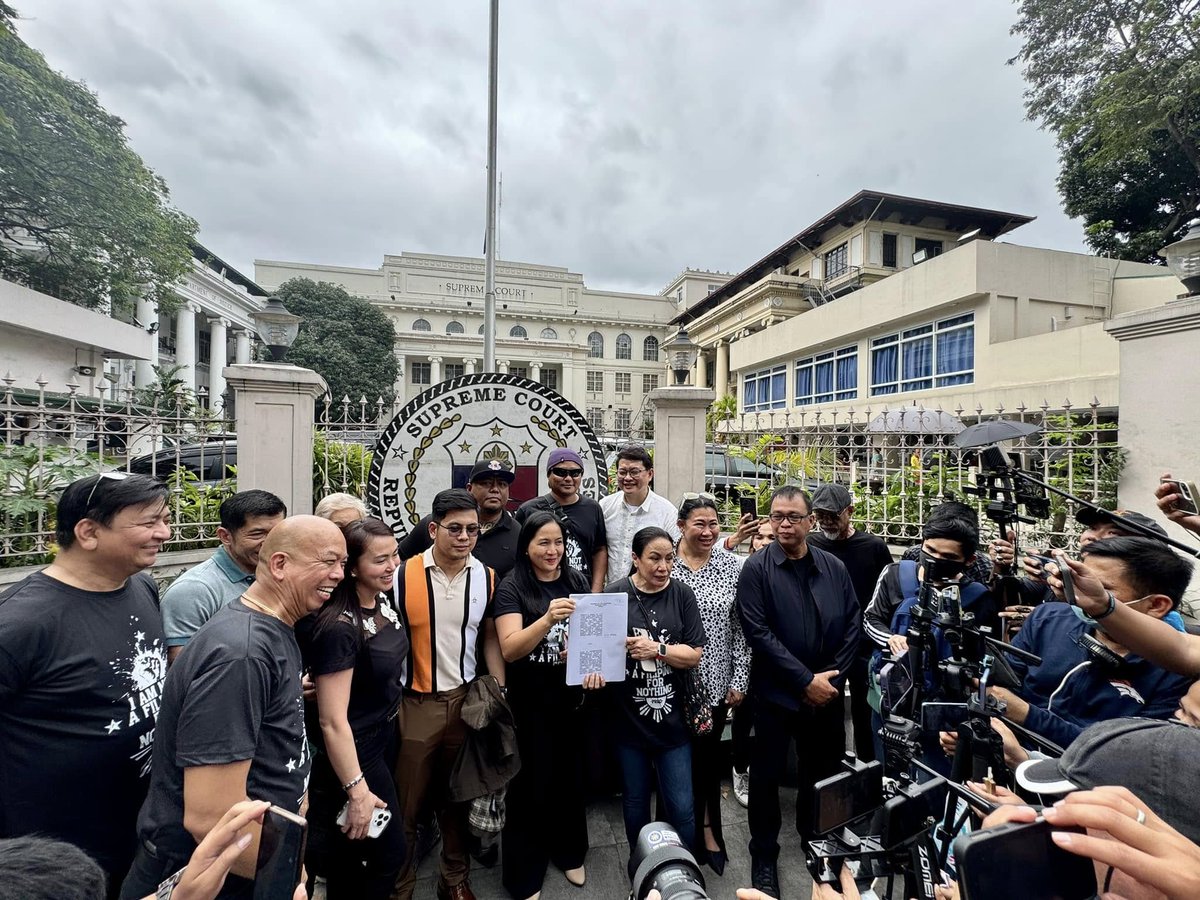 smninews's tweet photo. JUST IN | Social media influencers, abogado at political vloggers na pinatawag sa House Tri-Com sa issue ng umano’y disinformation at fake news, naghain ng ‘Petition for Certiorari’ sa Korte Suprema laban sa Kamara, ilang komite at chairmen nito.

(1/2) https://t.co/fCZxcNT9aZ