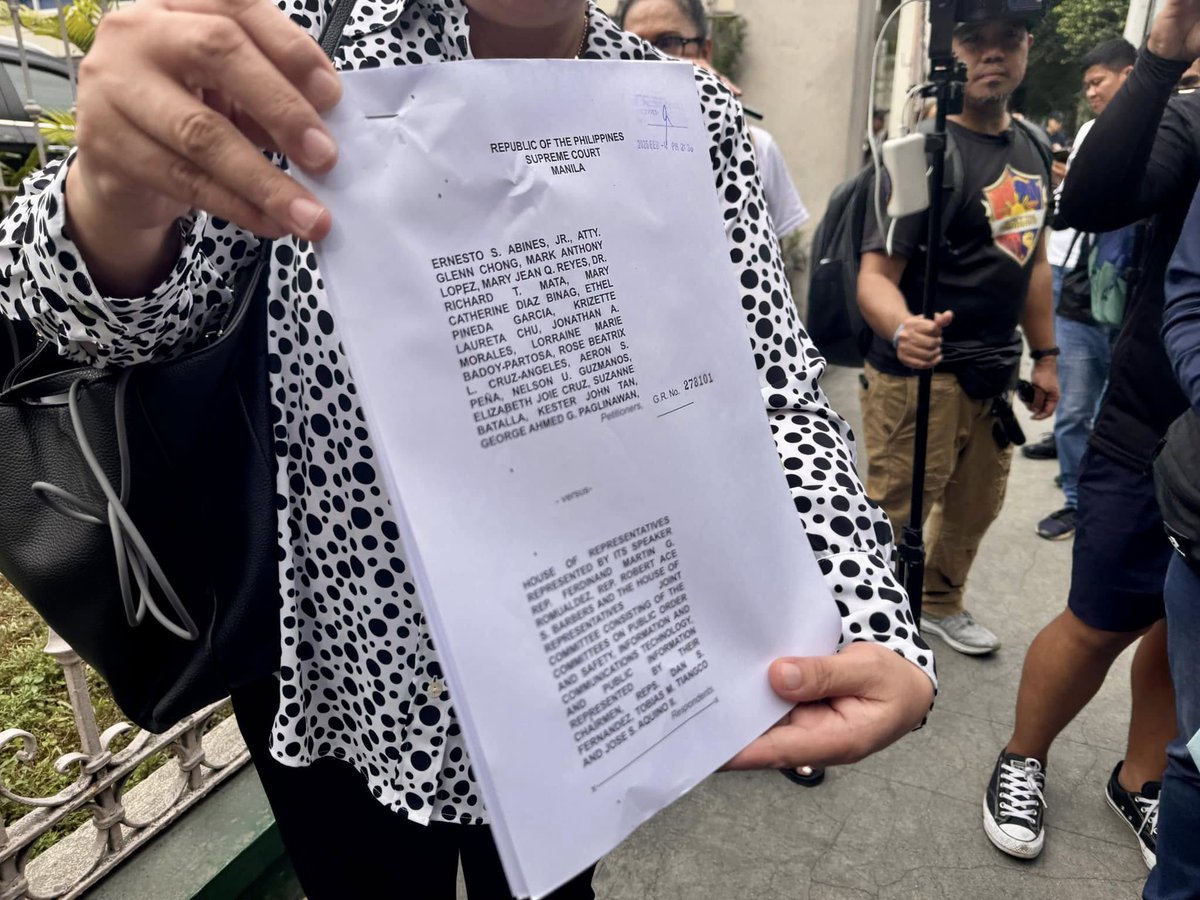 smninews's tweet photo. JUST IN | Social media influencers, abogado at political vloggers na pinatawag sa House Tri-Com sa issue ng umano’y disinformation at fake news, naghain ng ‘Petition for Certiorari’ sa Korte Suprema laban sa Kamara, ilang komite at chairmen nito.

(1/2) https://t.co/fCZxcNT9aZ