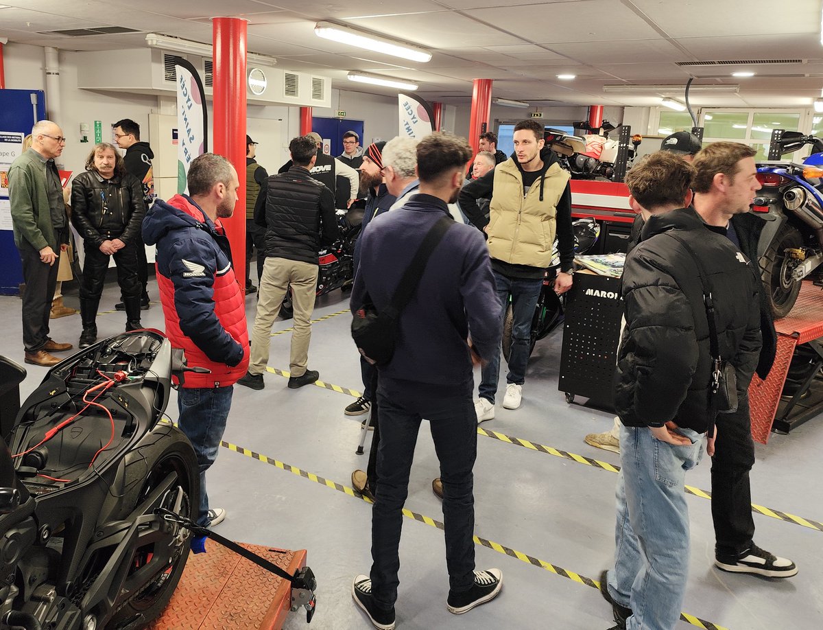 exupery87's tweet photo. Évènement partenaires au LMM @exupery87 pour la #SSAM : Focus sur l'atelier Maintenance Moto et les formations afférentes, proposées au lycée et à l'@87_UFASTEXUPERY, uniques dans l'@aclimoges.  Nombreux fournisseurs, ateliers et concessionnaires motos représentés. Merci à tous. https://t.co/OG9qfcnXIK