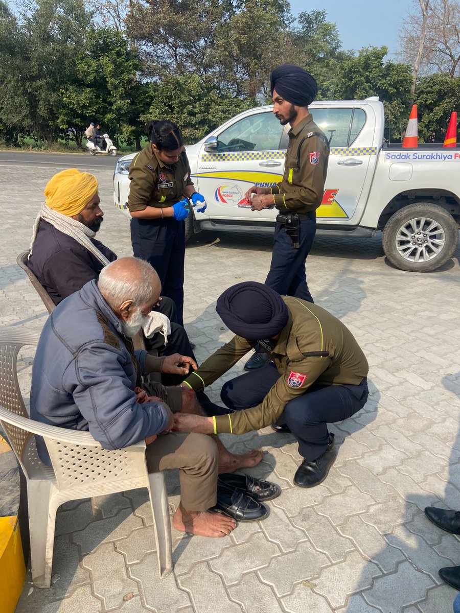 PatialaPolice's tweet image. Upon receiving information from a passerby about a collision between a car and a motorcycle near Mavi Kalan village, the SSF team immediately reached the spot. 
#PatialaPolice #RoadSafety #WeCareForYou