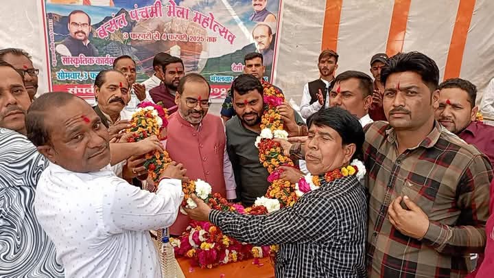 PAvashthi's tweet photo. ग्राम पंचायत कर्री में कुण्ड सरकार पर बसंत पंचमी के शुभ अवसर पर मेला महोत्सव का आयोजन होता जिसका राजनगर विधायक श्री अरविंद पटैरिया जी भाईसाहब ने शुभारंभ किया और क्षेत्रीय लोगों से मुलाकात की इस अवसर पर क्षेत्रीय लोग मौजूद रहे। @ArvindPateriyaa @BJP4MP @MukeshPandeyBJP https://t.co/L7Oif13Qby