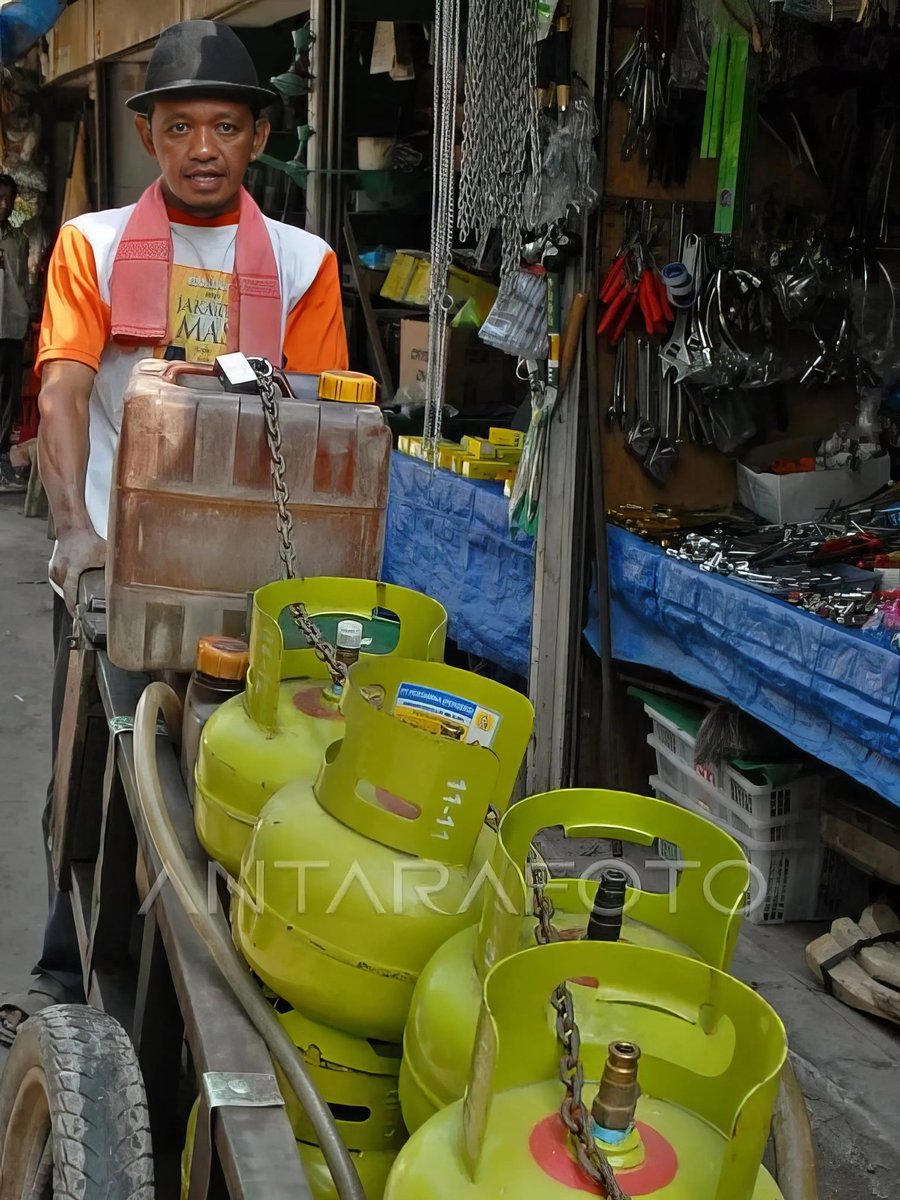 03__nakula's tweet photo. Kemarin ada yang menuduh pemrotes kebijakan Bahlil mengenai LPG 3 kg sebagai kelompok sakit hati, kaum lowbat 16% atau anak abah, sekarang giliran presiden mengintruksikan pedagang eceran boleh jual LPG 3 kg, mereka muji². 😂 https://t.co/WgDgTh0xu0