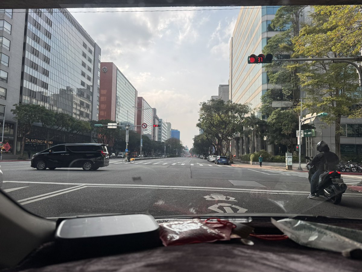 funkmancool's tweet photo. 幹….找不到停車位是怎麼樣 https://t.co/AelAyW5Vrd