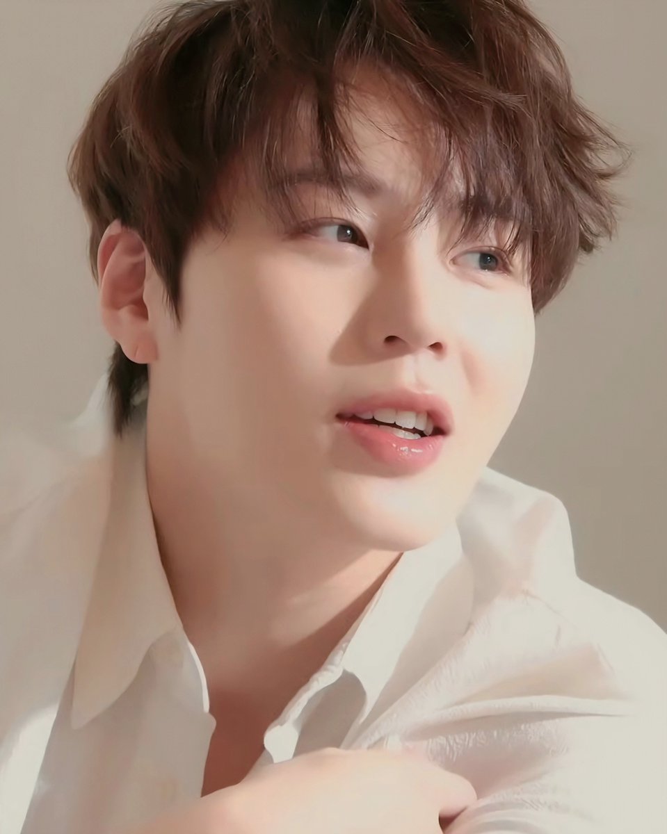 sarangsungwoon's tweet photo. 2025 SEASON'S GREETINGS
ROYAL CLASSIC
..........。☆。*。☆。
..........★。\|/。★
......... 하늘 왕자님 등장
..........★。/|\。★
..........。☆。*。☆
#하성운 #HASUNGWOON #ROYALCLASSIC https://t.co/Ek9sBeNZV7