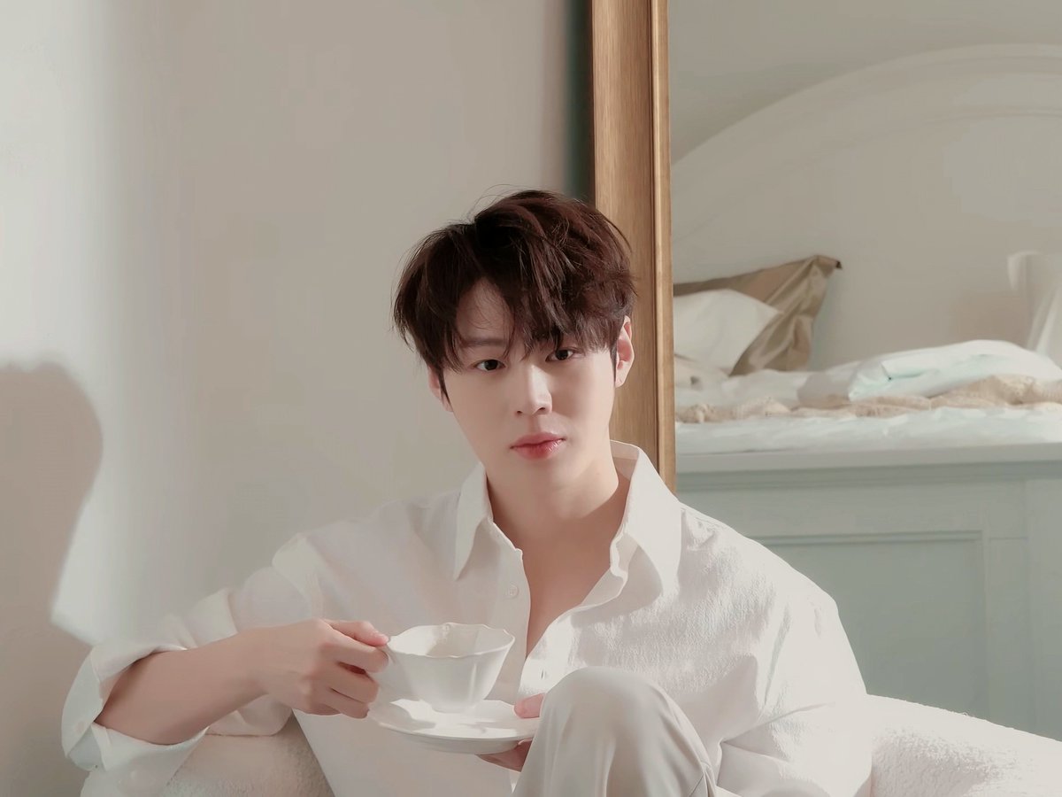 sarangsungwoon's tweet photo. 2025 SEASON'S GREETINGS
ROYAL CLASSIC
..........。☆。*。☆。
..........★。\|/。★
......... 하늘 왕자님 등장
..........★。/|\。★
..........。☆。*。☆
#하성운 #HASUNGWOON #ROYALCLASSIC https://t.co/Ek9sBeNZV7