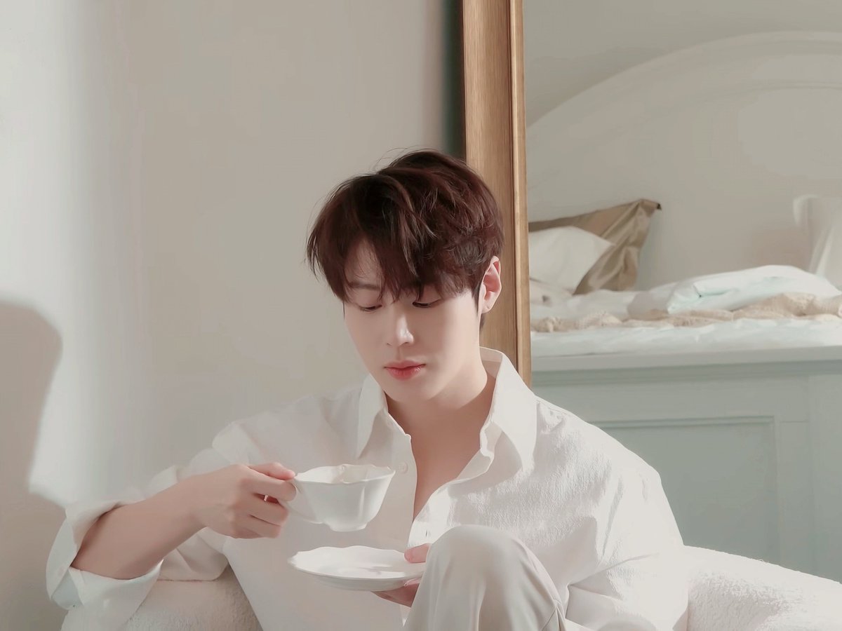 sarangsungwoon's tweet photo. 2025 SEASON'S GREETINGS
ROYAL CLASSIC
..........。☆。*。☆。
..........★。\|/。★
......... 하늘 왕자님 등장
..........★。/|\。★
..........。☆。*。☆
#하성운 #HASUNGWOON #ROYALCLASSIC https://t.co/Ek9sBeNZV7