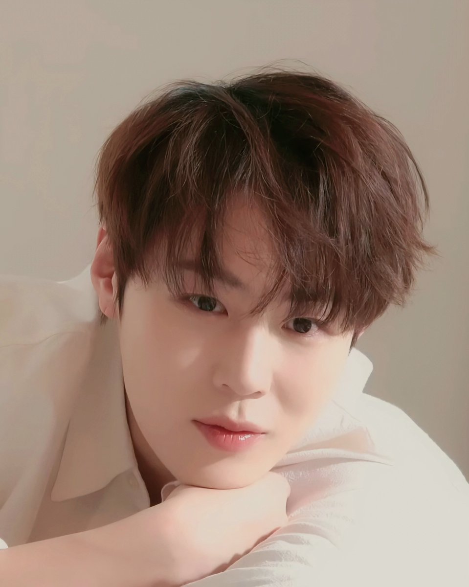 sarangsungwoon's tweet photo. 2025 SEASON'S GREETINGS
ROYAL CLASSIC
..........。☆。*。☆。
..........★。\|/。★
......... 하늘 왕자님 등장
..........★。/|\。★
..........。☆。*。☆
#하성운 #HASUNGWOON #ROYALCLASSIC https://t.co/Ek9sBeNZV7