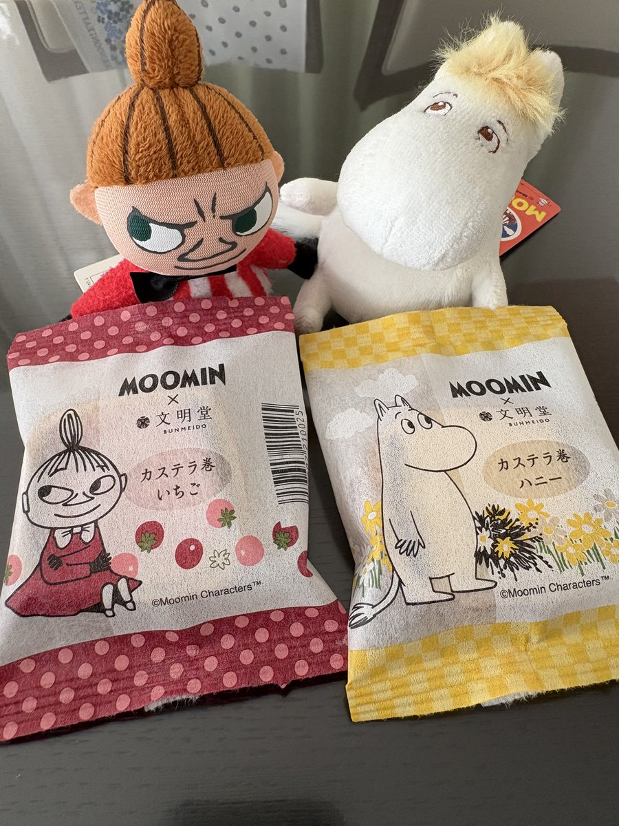 h914t's tweet photo. 予約してやっと買えたムーミンのカステラ巻き😁
いちご味…美味‼️
包装紙も可愛くてポチ袋にしましょ❣️

#ムーミン #文明堂
#カステラ巻き　#いちご味 https://t.co/zfrIZodMUx
