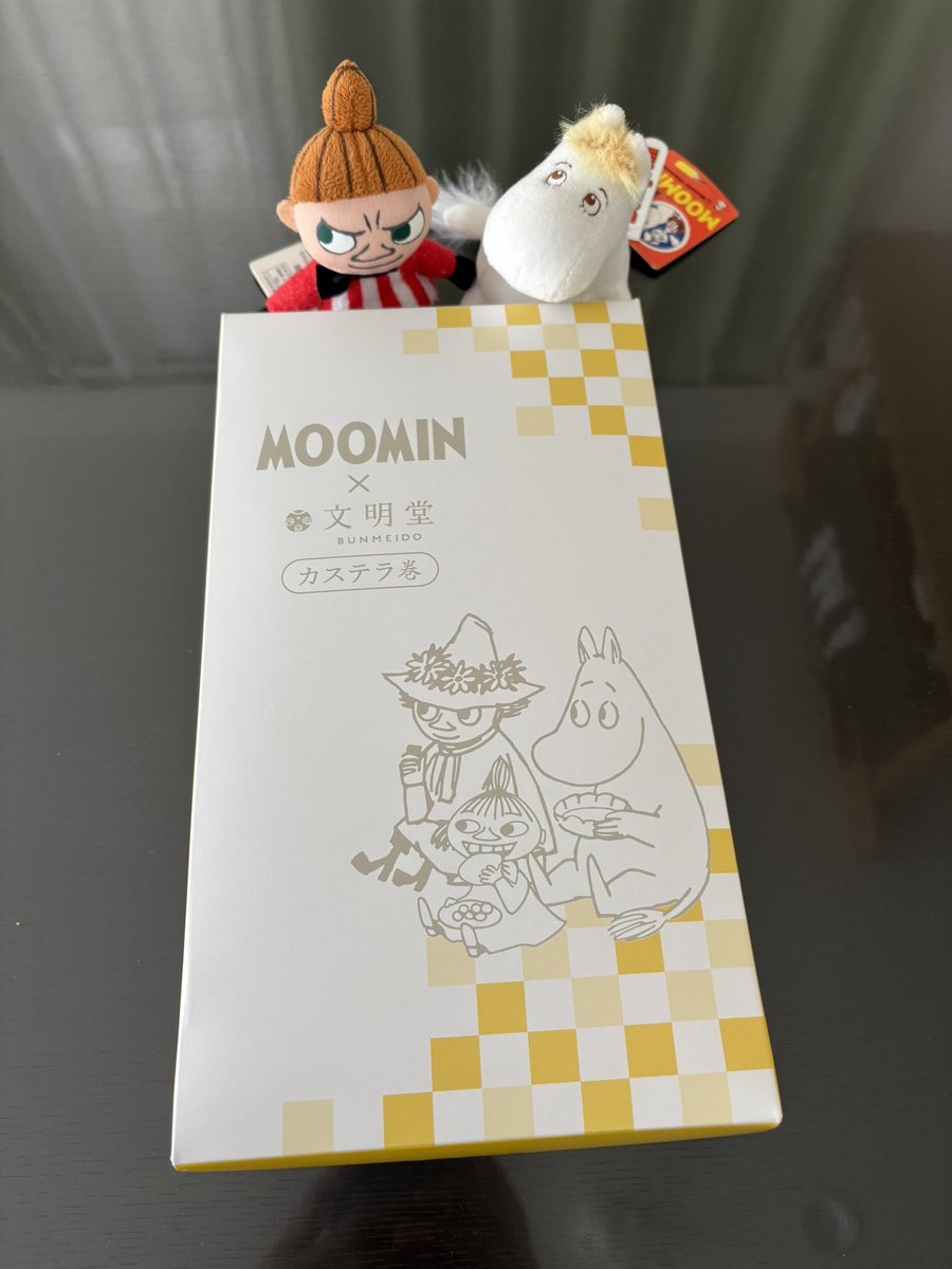 h914t's tweet photo. 予約してやっと買えたムーミンのカステラ巻き😁
いちご味…美味‼️
包装紙も可愛くてポチ袋にしましょ❣️

#ムーミン #文明堂
#カステラ巻き　#いちご味 https://t.co/zfrIZodMUx