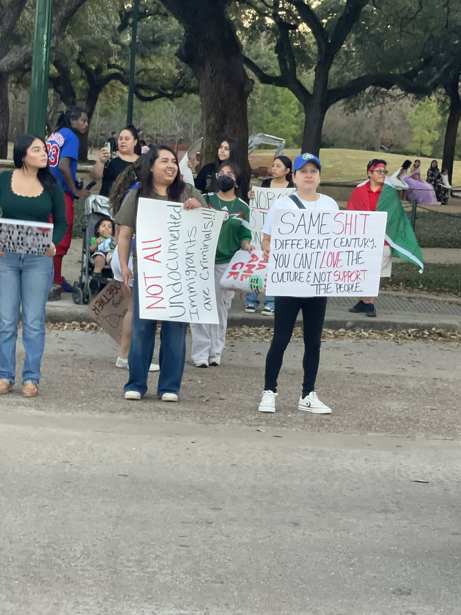 Lil_K71122's tweet photo. 2.2.25
#HTX #Protest #porlosmรญos #houstontx #Immigration #houstonprotest https://t.co/nZYsRCWOfR