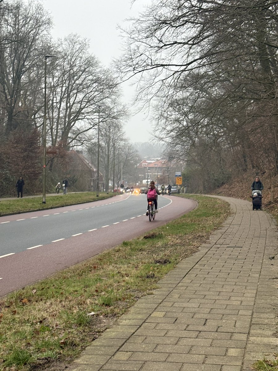 mamw78's tweet photo. Daar gaat ze, op weg naar de Cito toets. Wat wordt ze groot! 
Deze lieverd heeft een speldje op 💜 omdat het #wereldkankerdag is 😢❤️ https://t.co/cOsRGcRzp7