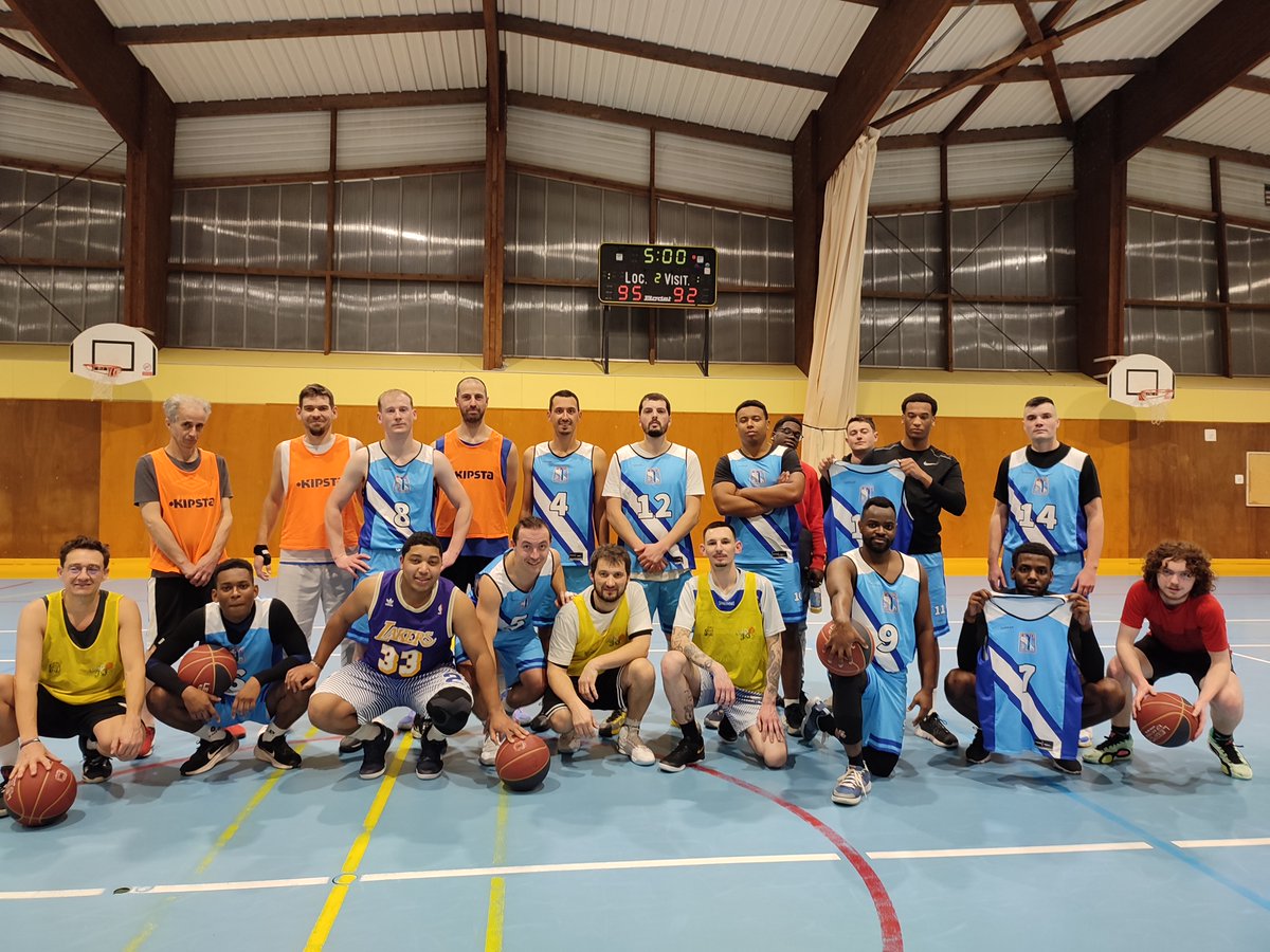 🏀 Match amical pour le 53ème régiment de transmissions !
Le CSA s'incline 92-95 face à l'ACBD lors des prolongations.
Esprit sportif et convivialité au rendez-vous, avec une collation partagée à la fin ! 🤝