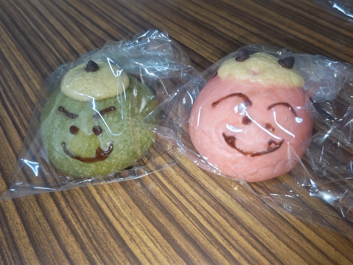 スタジオの近所のパン屋さん「海響」さん
の
赤鬼さんと青鬼さん

過ぎちゃったけど、節分👹

豆でも恵方巻きでもなく、ぱん。

#海響　#節分　#パン
