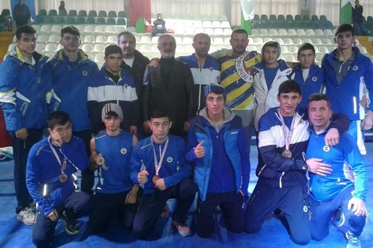 FBTarihiOrg's tweet photo. #SporunKalbiSendeAtar | 06-02-2016: Fenerbahçe Türkiye Gençler Boks Şampiyonası’nda (Giresun, 1-6 Şubat) 3 altın (A. İhsan Alakaş, Sedat Kaçar ve Furkan Medetoğlu), 1 gümüş ve 3 bronz madalya kazanarak şampiyon oldu. https://t.co/hSndNKTqq0