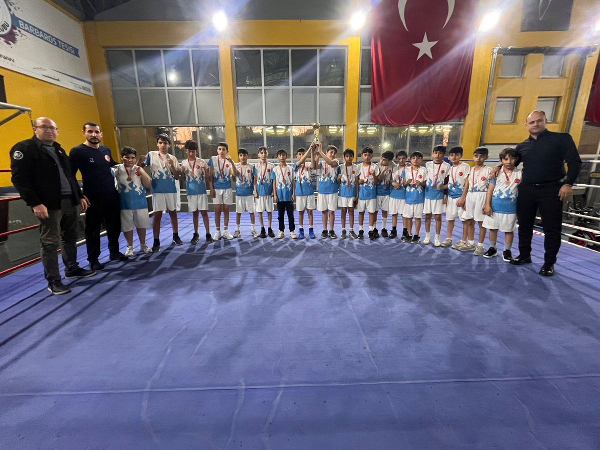 yesevihareketi's tweet photo. Yesevi Erva Spor Kulübü Boks Turnuvasında Fırtına Estirdi!

Yesevi Erva Spor Kulübü olarak, Kocasinan Spor Salonu’nda düzenlenen Valilik 2. Boks Turnuvasına 20 sporcumuzla katıldık. Sporcularımızdan 10’u şampiyonluk, 8’i ikincilik derecesi alarak büyük bir başarıya imza attı!

Turnuvaya Yesevi Erva Spor Kulübü Başkanımız, yöneticilerimiz ve kulüp müdürümüz de katılım sağlayarak sporcularımıza destek oldular. Azim, disiplin ve mücadelemizle yolumuza devam ediyoruz!

🏅 10 Birincilik – 8 İkincilik
💪 Başarılarımız daim olsun!