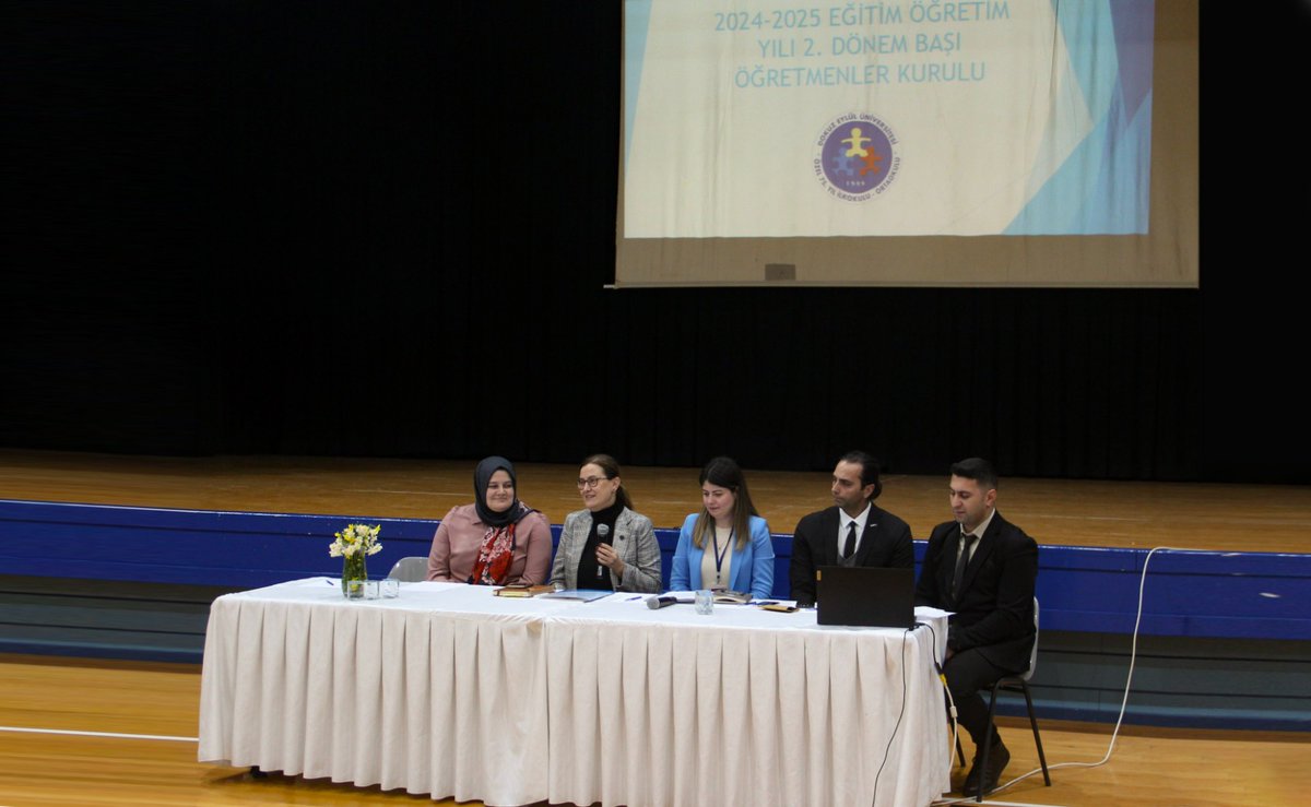 ✨ DEÜ Özel 75. Yıl İlkokulu-Ortaokulu 2024-2025 Eğitim-Öğretim Yılı 2. Dönem Başı Öğretmenler Kurulu Toplantısı, Rektör Yardımcımız Prof. Dr. Dilşen İnce Erdoğan başkanlığında gerçekleşti. Toplantıda, ilk dönemin genel değerlendirmesi yapılırken başarı seviyesini her geçen gün