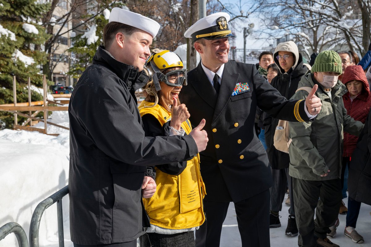 CNFJ's tweet photo. 【拡散希望：あなたも憧れの米海軍のシューターに😍】現在、米海軍三沢スノーチームがさっぽろ雪まつりに参加中。スノーチームが作ったF-35CライトニングIIの雪像の前で、米海軍のシューターの「本物」のベストとクレ二アル（ヘルメット）を着用して写真を撮るイベント開催中😃ぜひお越し下さい！ https://t.co/icb39vwha0