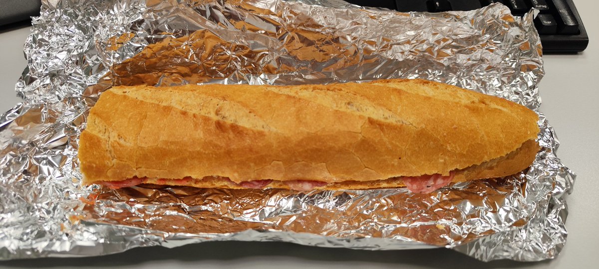 #BonDia, #Tuiterlanders!!!
Començem el dia recuperant la sang que m'han tret a l'#analitica, amb un bon entrepà de #fuet...
😜😜😜
Gaudiu del dimarts!!!
🤤🤤🤤