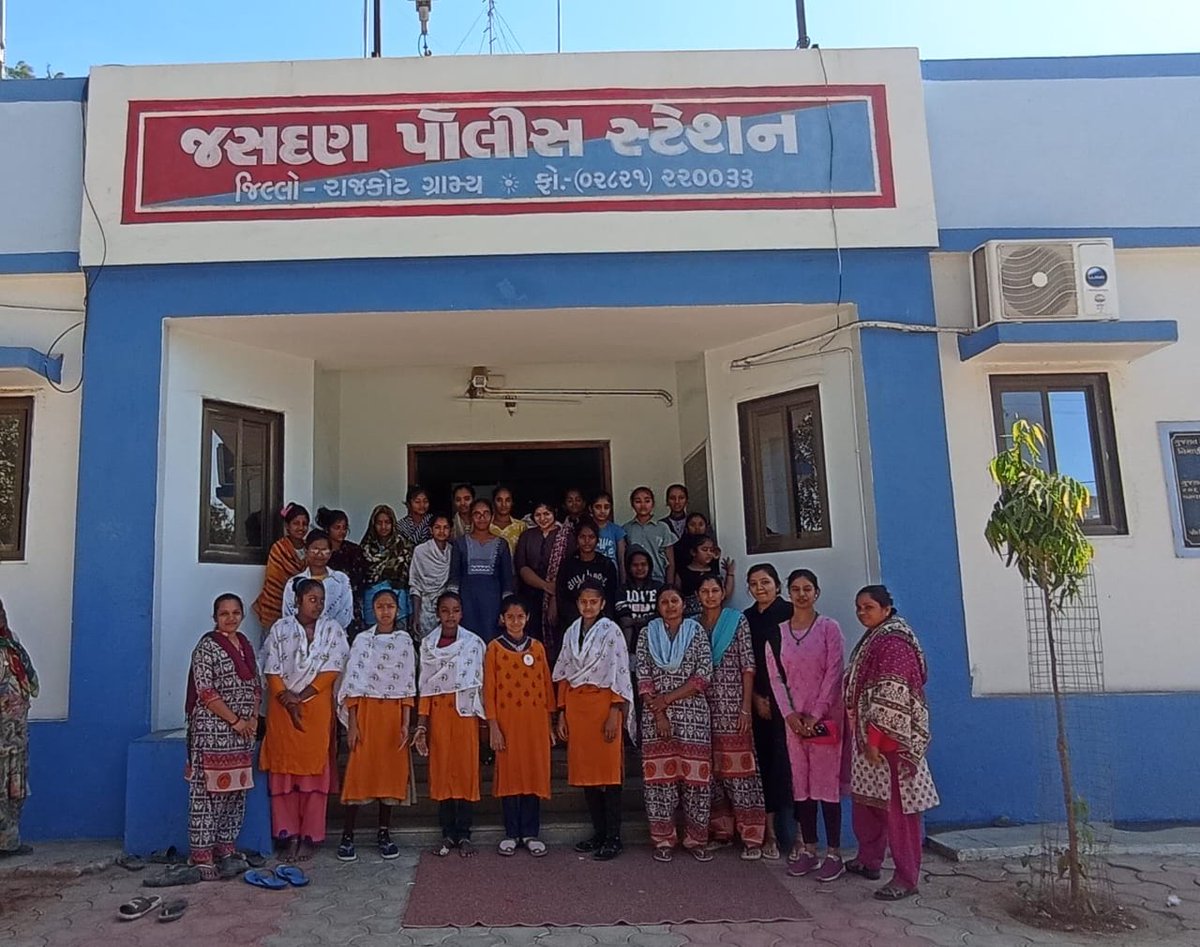 ICDS__RAJKOT's tweet photo. પૂર્ણા યોજના અંતર્ગત જસદણ ખાતે "રાષ્ટ્ર બાલિકા દિવસ" થીમ મુજબ પૂર્ણા દિવસની ઉજવણી કરી.જેમાં cdpoશ્રી ,મુખ્ય સેવિકાશ્રી તેમજ આંગણવાડી વર્કર દ્વારા આંગણવાડીમાં લાભ લેતી કિશોરીઓને પોલીસ સ્ટેશનની મુલાકાત કરાવેલ. https://t.co/y0vlXhrSrq
