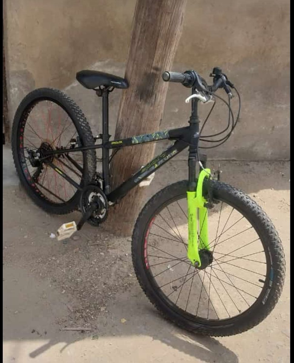 Client3308's tweet image. Second hand mountain  bikes.  If you wanna venture into the business will sell them to you at wholesale price.Range from 8k upto 40k depending on your choice of bike.Wholesale price for 10pcs+.Call/whatsapp 0794478405. Hio ya kwanza leo kujieni na 8k .