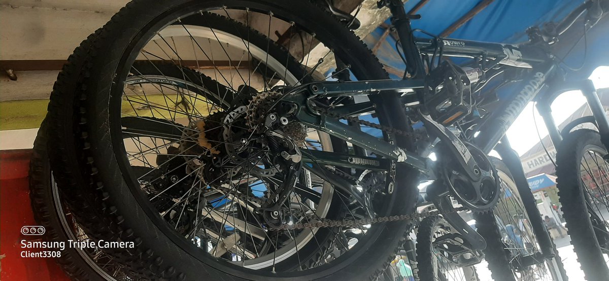 Client3308's tweet image. Second hand mountain  bikes.  If you wanna venture into the business will sell them to you at wholesale price.Range from 8k upto 40k depending on your choice of bike.Wholesale price for 10pcs+.Call/whatsapp 0794478405. Hio ya kwanza leo kujieni na 8k .