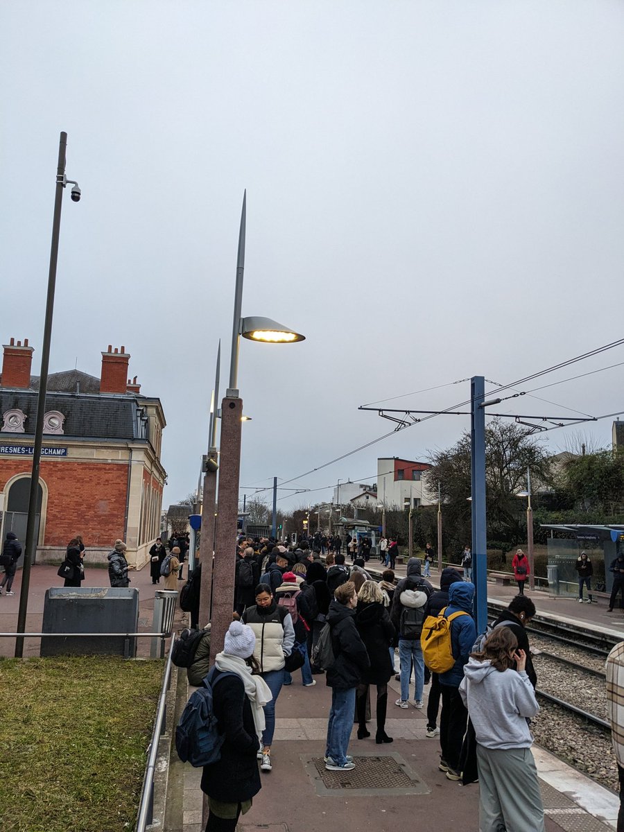 CanardCap's tweet image. Est-ce bien acceptable comme situation "normale" @T2_RATP, sans aucune info voyageurs sur les perturbations en cours ? 
@Plusdetrains