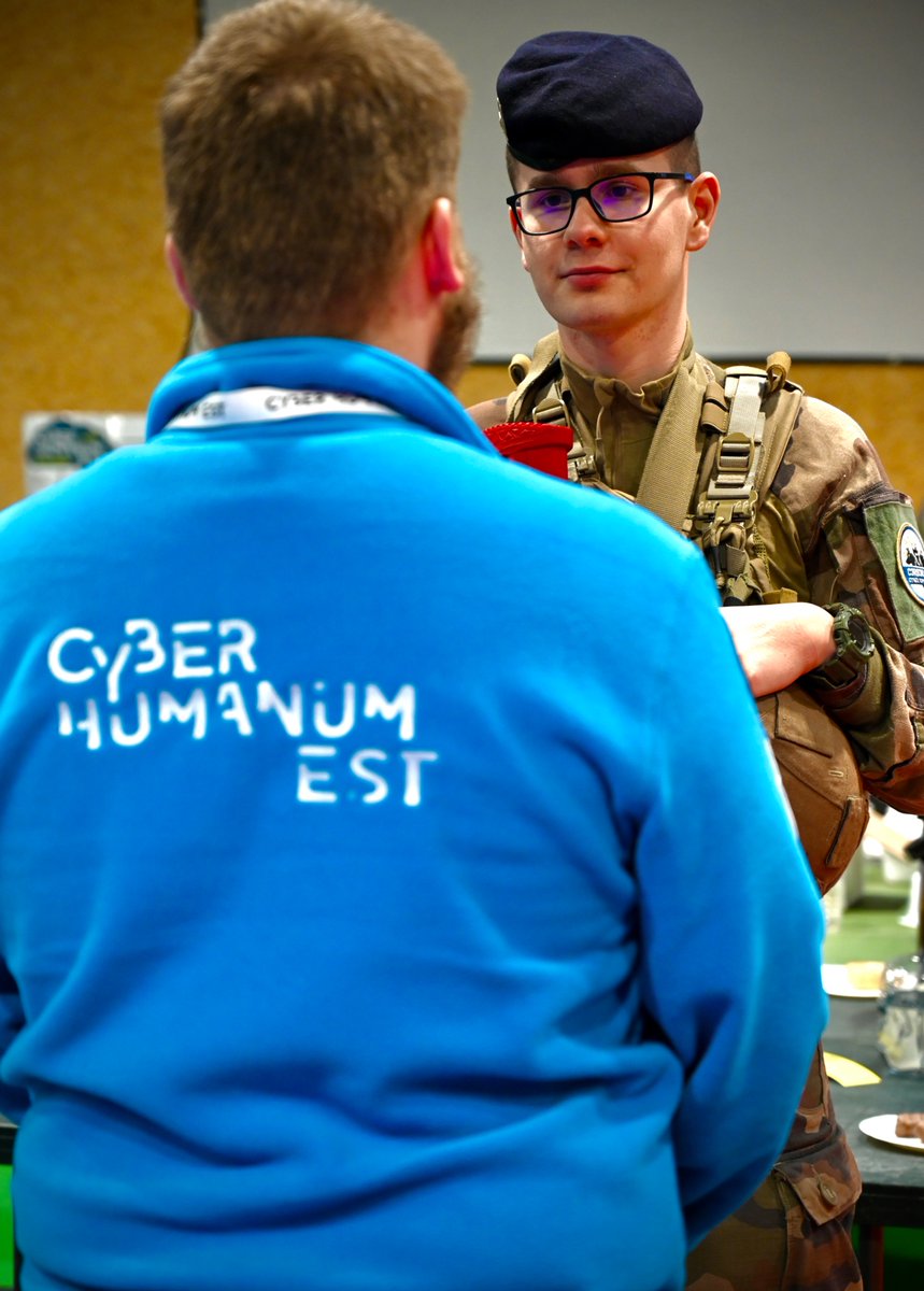 Le 53e RT soutient #CyberHumanumEst 2025 ! 💻💥
Des étudiants se sont confrontés aux défis de la cybersécurité dans un scénario réaliste de cyberguerre. Le 53e RT, en soutien de l’exercice a su gérer la logistique, la protection, la mise en place des ordinateurs et  des réseaux