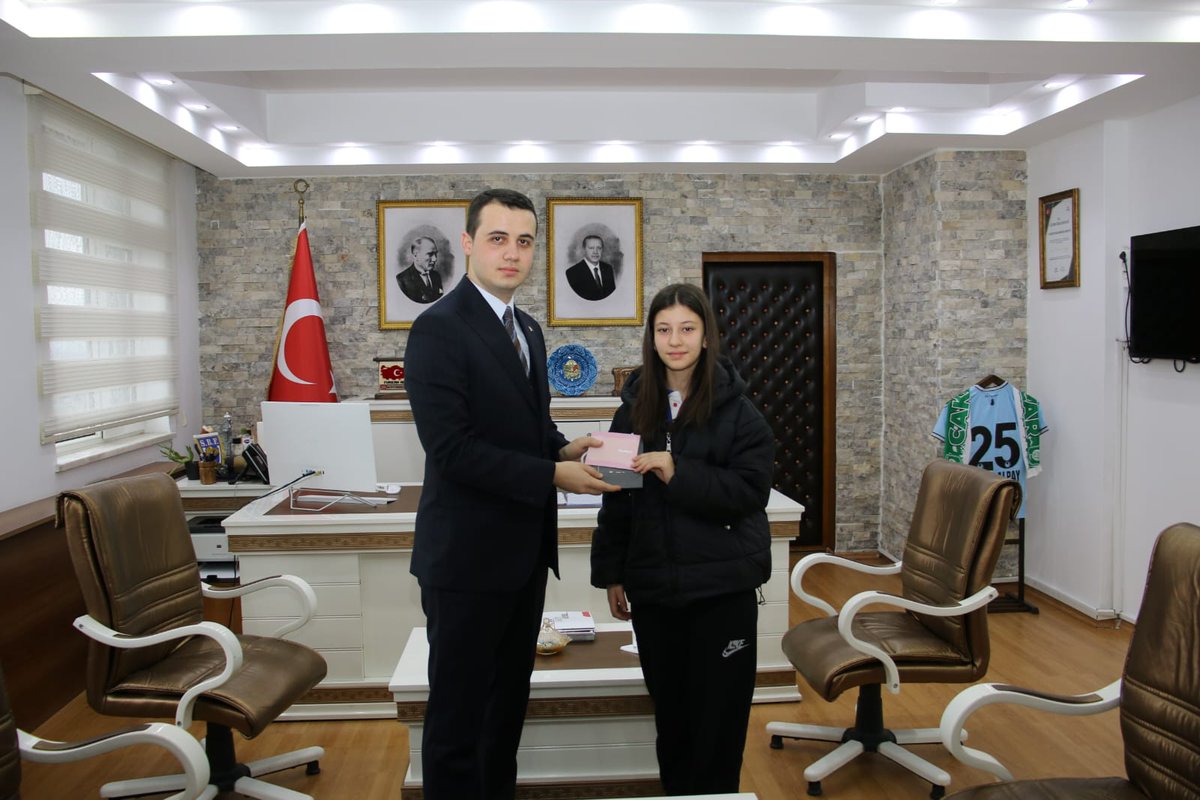 CilimliProje's tweet photo. Çilimli Kaymakamlığı Proje Ofisinin düzenlemiş olduğu ve ilçemiz geneli 7. ve 8. sınıf öğrencilerinin katıldığı Kahoot bilgi yarışmasında dereceye giren öğrencilerimize, ödülleri Kaymakamımız Sn. Furkan ALPAY tarafından takdim edildi.
@ValiSelcukAslan https://t.co/JXPpBNyLv3
