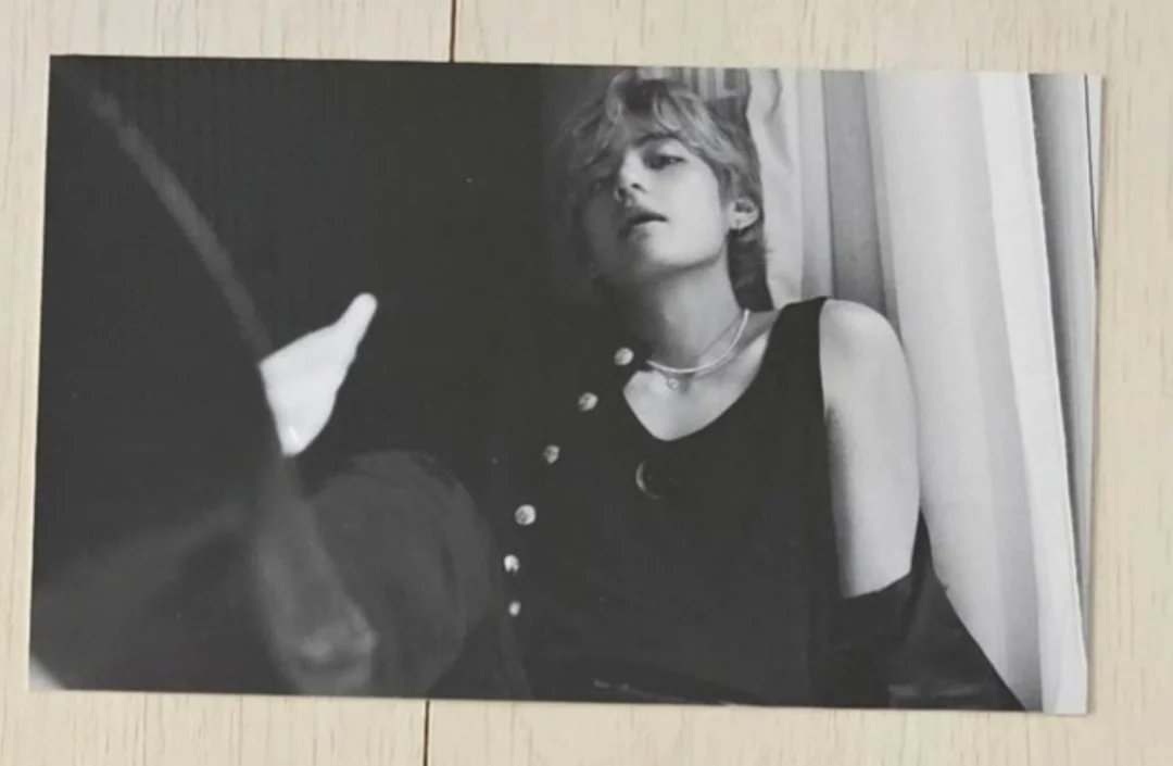 ami_avantage37's tweet photo. It's not a photobook, he looks like a painting. Thank you tae for these impressive photos
#ReveOutToday
#Taehyung https://t.co/PnKge24Ryq