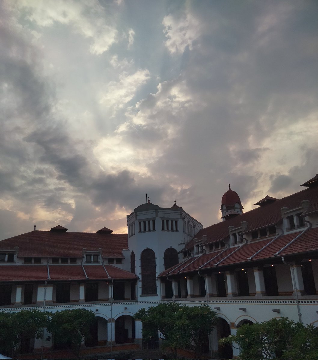 calestyraemei's tweet photo. strolling through Kota Lama Semarang ✨🚶🏻
📍Lawang Sewu
📍Contemporary Art Gallery
#oldtownsemarang #aesthetic https://t.co/EmdPcBuVKy