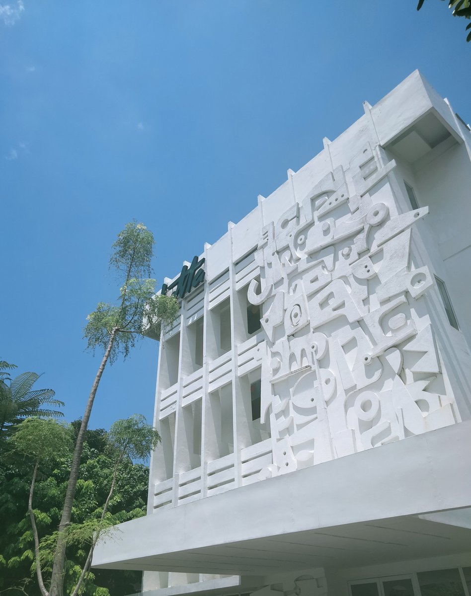 calestyraemei's tweet photo. strolling through Kota Lama Semarang ✨🚶🏻
📍Lawang Sewu
📍Contemporary Art Gallery
#oldtownsemarang #aesthetic https://t.co/EmdPcBuVKy