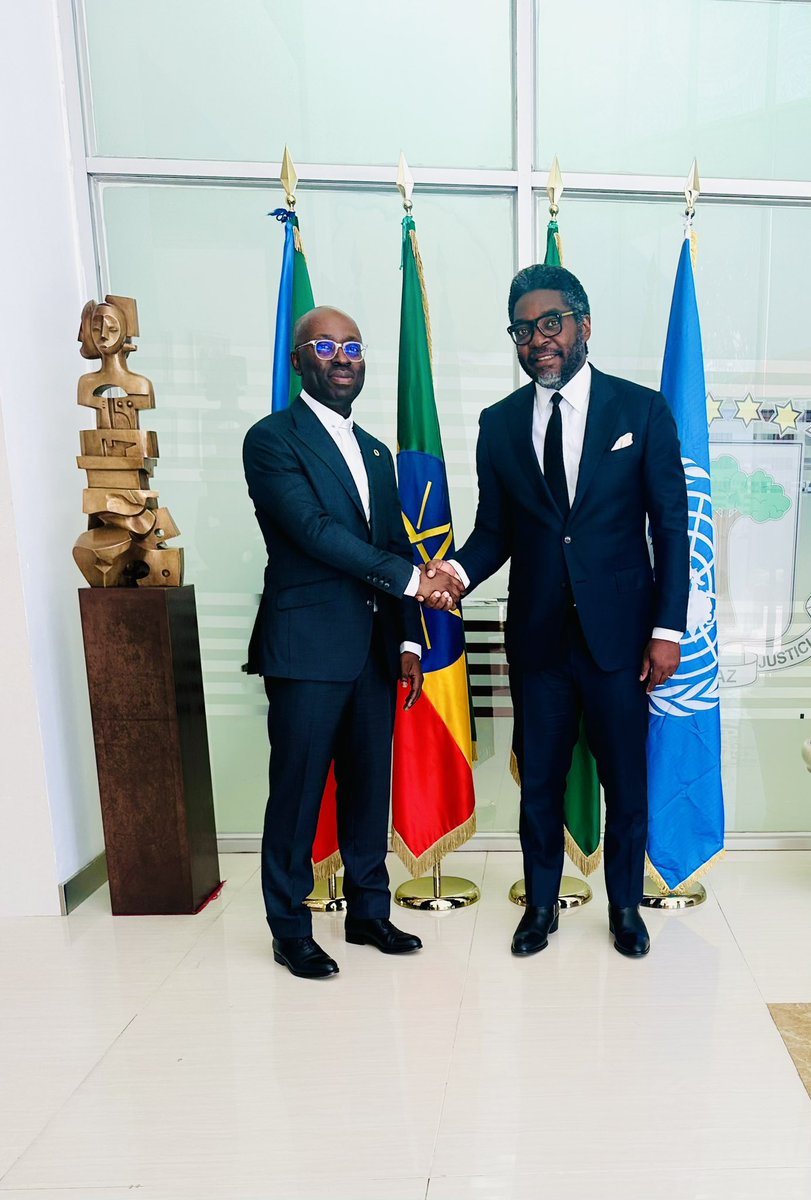 EvunaNtutumu's tweet image. I had a wonderful exchange with Equatorial Guinea’s own, Cesar Augusto Mba Abogo, Director of the Joint Secretariat Support Office of the @AfDB_group 
 @CesarAbogo where I learned about the activities of the #AfricanDevelopmentBank during the 38th Ordinary Session of the Assembly…