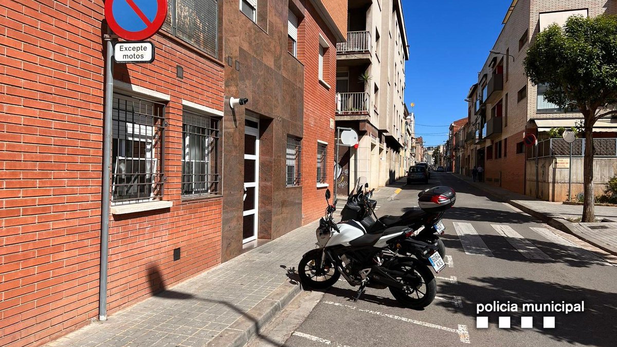#INFOPMS 🚫🏍️ Sabíeu que estacionar motocicletes a la vorera està prohibit, pot ser perillós i crear obstacles per als vianants? 🌳🚶‍♀️

Ajudeu-nos a mantenir les voreres lliures! 🤝✨

#SabadellSegur #MobilitatSostenible