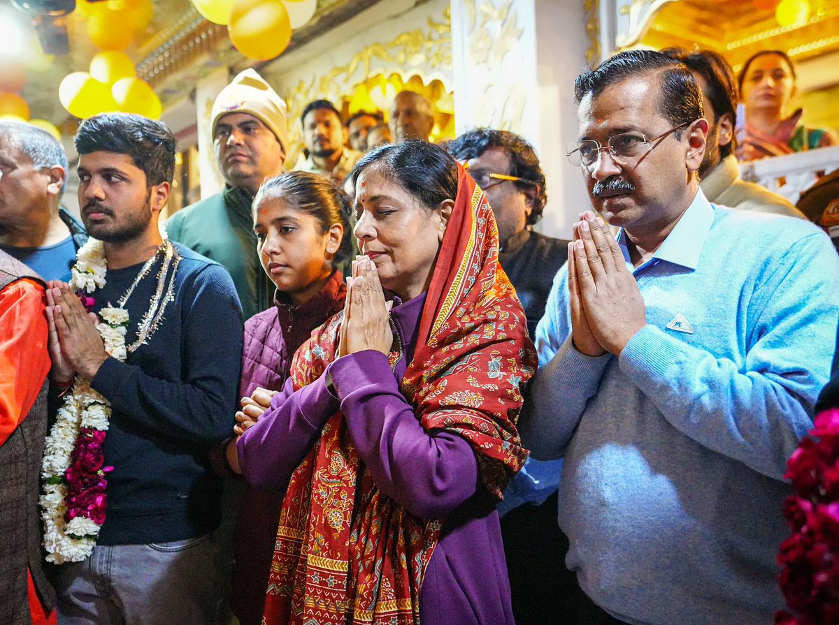 ArvindKejriwal's tweet photo. आज मंगलवार है, हनुमान जी की पूजा का पावन दिन। कनॉट प्लेस स्थित प्राचीन हनुमान मंदिर पहुँचकर प्रभु के दर्शन कर प्रार्थना की कि दिल्ली में दुष्टता, अन्याय और गुंडागर्दी का नाश हो और सच्चाई की जीत हो। हनुमान जी का आशीर्वाद सभी दिल्लीवासियों पर सदा बना रहे। https://t.co/f9AQQJDrzZ