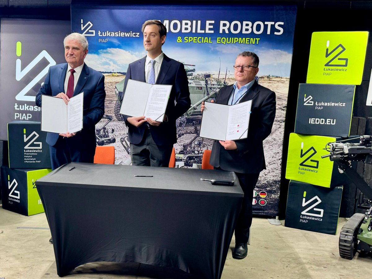 PIAP_Institute's tweet photo. Robotyka mobilna, systemy wsparcia dla wojska oraz technologie bezpieczeństwa i zarządzanie kryzysowe to część obszarów, w których współpracować będą #Łukasiewicz – PIAP oraz Wojskowe Centralne Biuro Konstrukcyjno-Technologiczne S.A. #WCBKT  @PGZ_pl
👉https://t.co/nKu4CfXkj8 https://t.co/sYdG96z1UZ