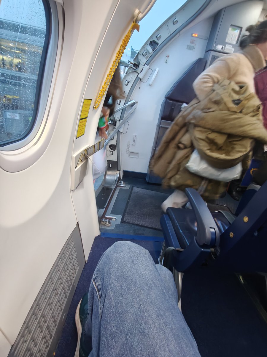 rbourke6's tweet image. @Ryanair you never said you had business class seats
