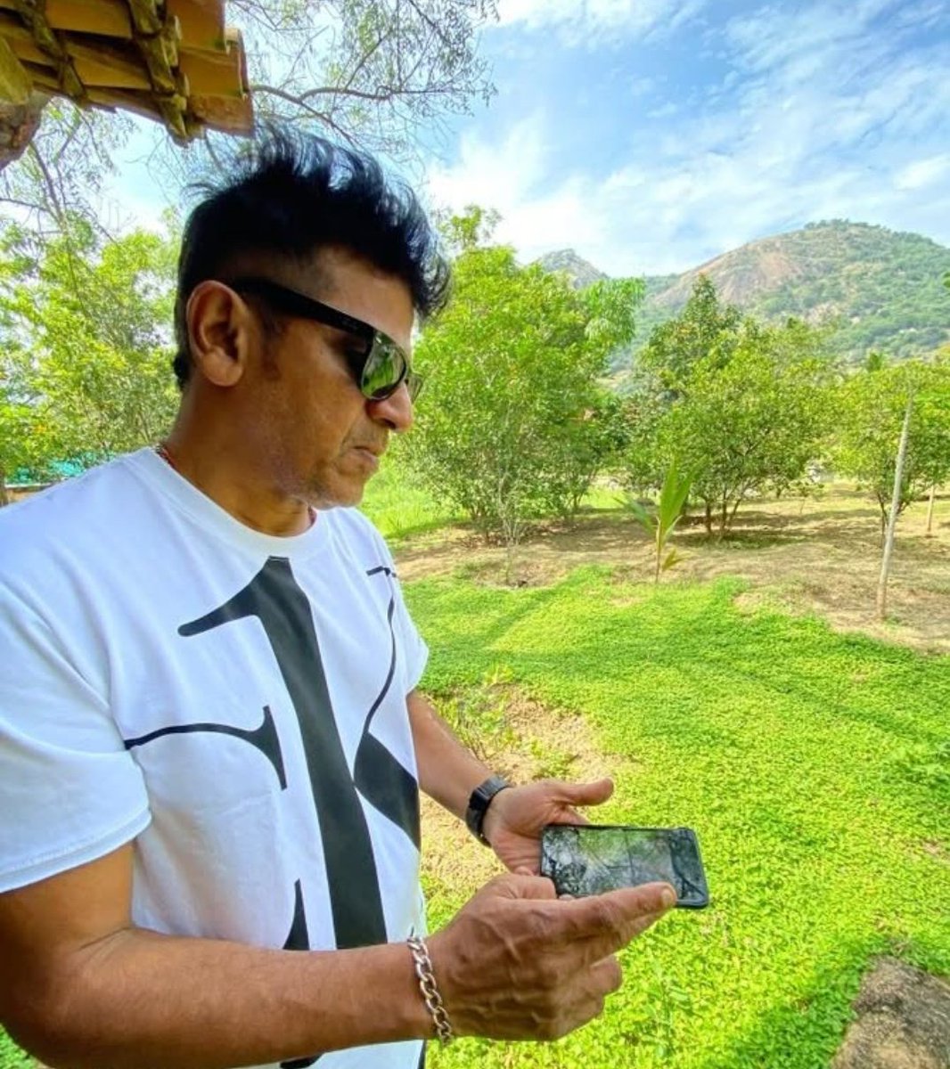 MANUKumar540209's tweet photo. ಕರುನಾಡ ಚಕ್ರವರ್ತಿ @NimmaShivanna #yaana #ನಮ್ಮೂರಮಂದರಾಹೂವೆ https://t.co/FIijOAP6Vs