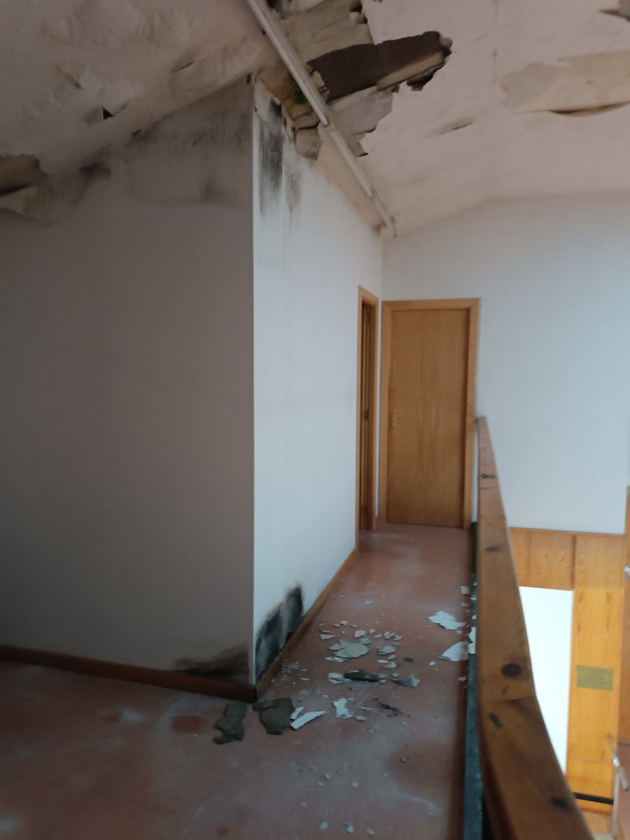 JavierPAguilar's tweet photo. Mientras @popularesburgos expone su gran obra faraónica del túnel de calle Santander, tiene centros municipales que se caen a cachos.
Este de la imagen es el de San Esteban. 
@danidelarosa 
@Aytoburgos https://t.co/8Fa6QWpBNy