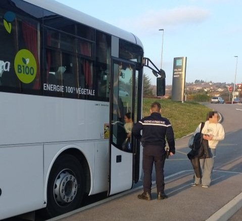 Gendarmerie_026's tweet photo. #Sécurité du quotidien. Multiples actions de contrôle dans les transports et bus scolaires avec #Edsr26 sur l'ensemble de la #Drôme
👉 lutte contre les #stupéfiants et les conduites addictives 💊🍷
👉 renforcement de la sécurité dans les transports en commun 🚸
@Prefet26 https://t.co/X394YVDZ2Y
