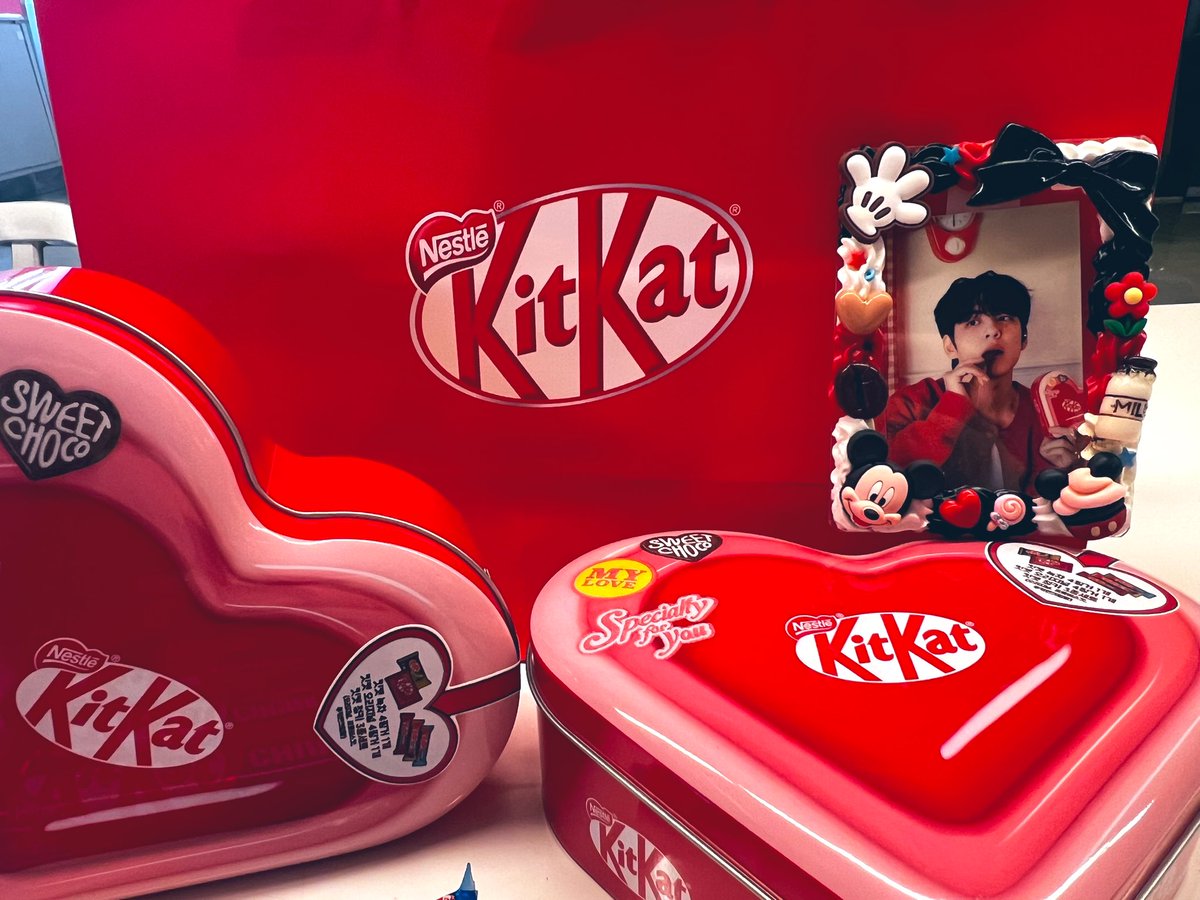 youmean_l's tweet photo. ❤️KITKAT X BLOOMINGTALE❤️
2025 KITKAT HEART TIN

꺅🍫 배송이 왔어요📦💨💨
하트 틴케이스 역시 큐티하고요
킷켓도 종류별러 다양하게 왔고요
다꾸에 활용가능한 스티커도 왔어요
쇼핑백도 동봉 해 주셨어요🛍️
예쁘쥬?☺️

그런데요 킷켓 담당 슨생님🙋‍♀️
왜? 큐티 섹띠 원피리는 안오는거져?
보내주셔요😭 모델보고 샀어여 ..

#DAY6
#데이식스
#Band_Aid
#성진 #영케이 #원필 #도운
@day6official