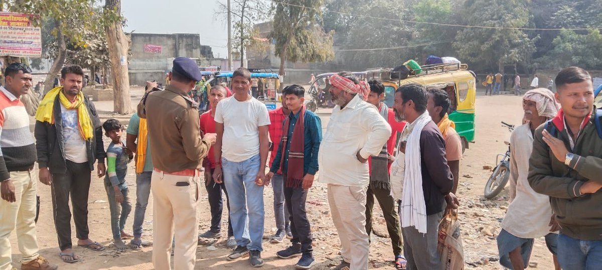 Lakhisaray's tweet photo. लखीसराय में मुख्यमंत्री के आगमन को लेकर रेल पुलिस अलर्ट,टेम्पू और टोटो चालकों से आरपीएफ इंस्पेक्टर अरविंद कुमार की अपील
 संदिग्ध समान के साथ अगर संदिग्ध व्यक्ति दिखे तो तुरंत किऊल आरपीएफ,जीआरपी या लखीसराय पुलिस को करे सूचित
@RPFKiul
@collectorlak @LakhisaraiP @RPF_INDIA https://t.co/JxmUCQqr92