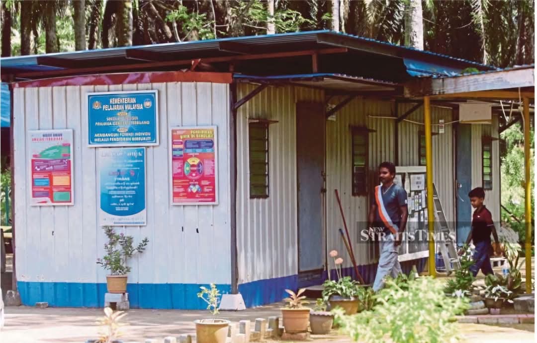 DimazKyle's tweet photo. "This is Sekolah Jenis Kebangsaan (T) @ Ladang Jeram, Kuantan, Pahang, made out of a shipping container, where our Malaysian children goes to school in the year 2025."
From a buddy on FB

And you wanna go rebuild a foreign land https://t.co/wjlQxcWEzj