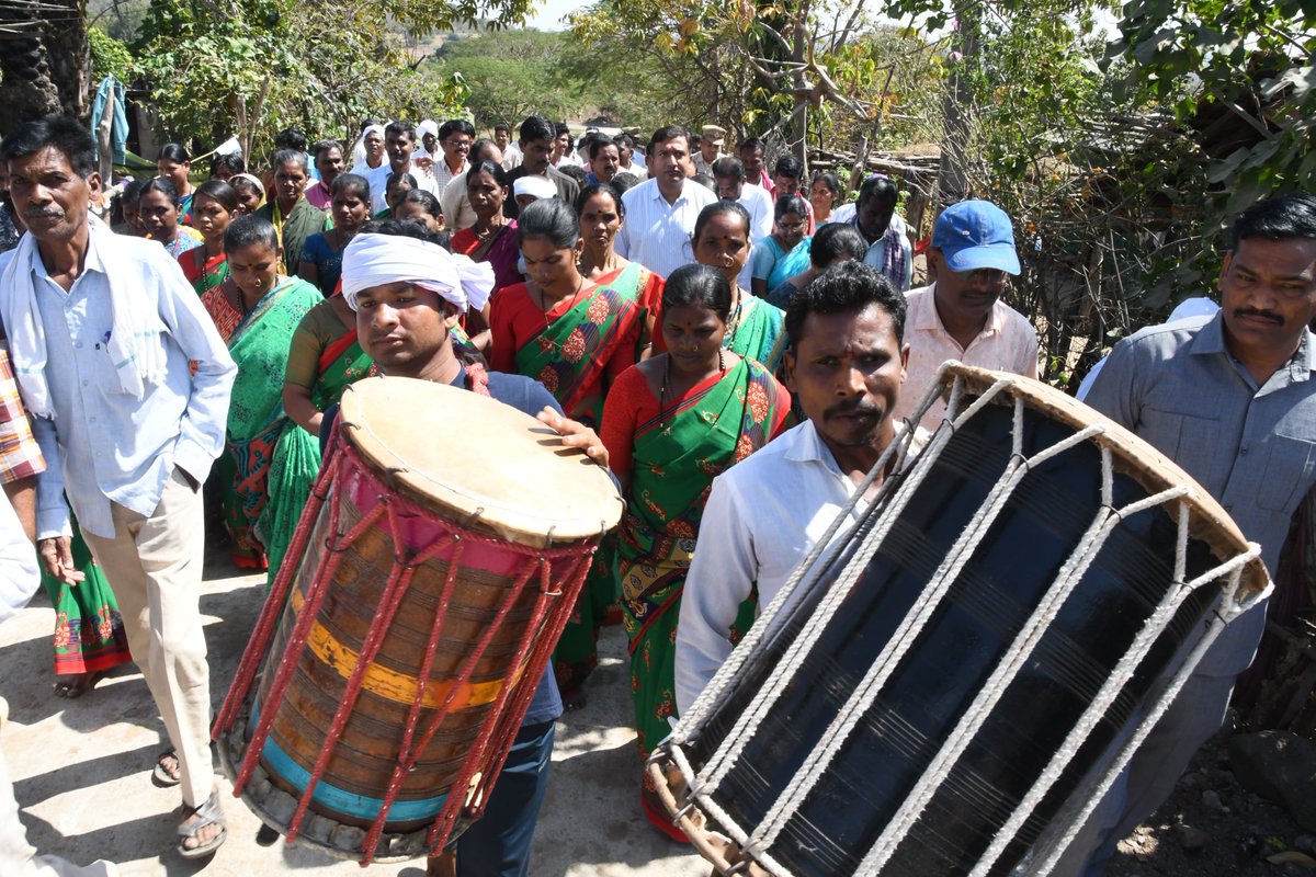 Collector_ADB's tweet photo. నార్నూరు మండలం ఖైర్ దాట్వా గ్రామం లో మంగళవారం గిరిజన మొవా లడ్డు తయారీ కేంద్రాన్ని ప్రారంభించి మాట్లాడుతున్న జిల్లా పాలనాధికారి రాజర్షి షా.
@rashtrapatibhvn
@TelanganaCS
@POITDAUTNOOR
@IASassociation
@IPRTelangana
@IasTelangana
@DCsofIndia
@PIB_MoTA
@PIB_India
@ncsthq
@DDNewslive 
@TribalAffairsIn
@airnewsalerts