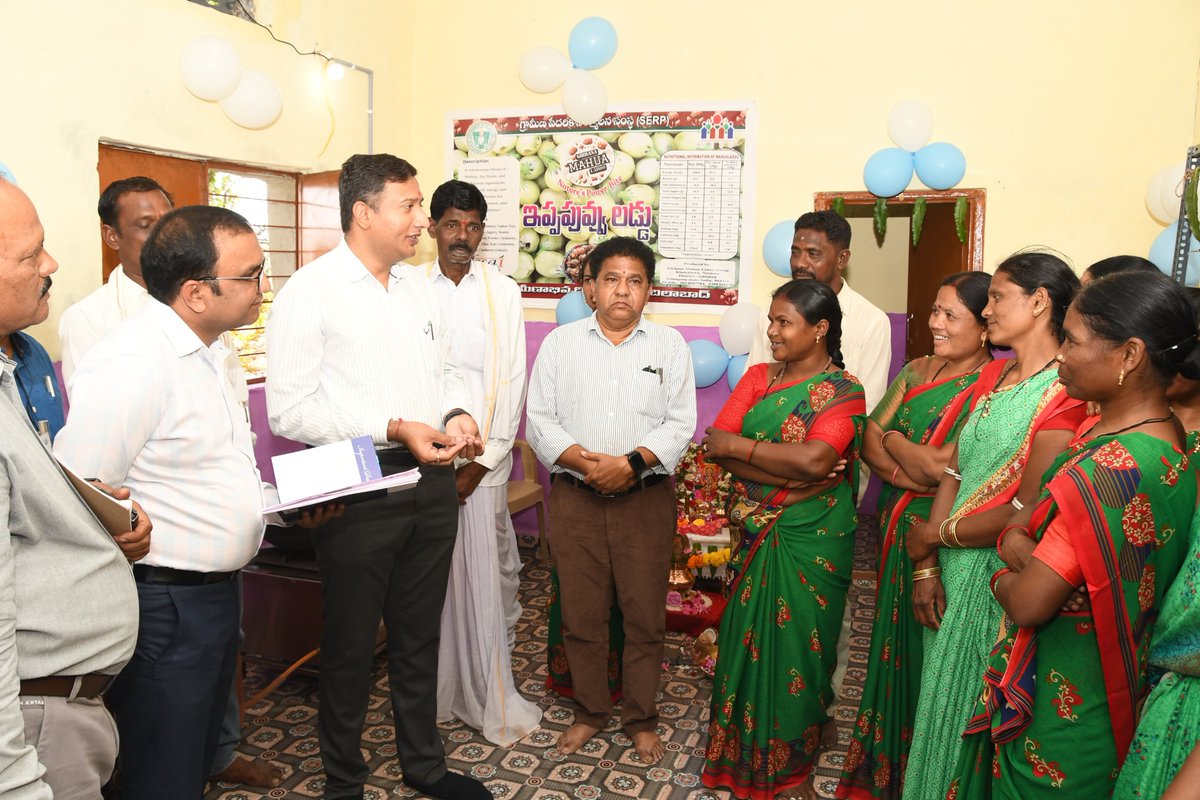 Collector_ADB's tweet photo. నార్నూరు మండలం ఖైర్ దాట్వా గ్రామం లో మంగళవారం గిరిజన మొవా లడ్డు తయారీ కేంద్రాన్ని ప్రారంభించి మాట్లాడుతున్న జిల్లా పాలనాధికారి రాజర్షి షా.
@rashtrapatibhvn
@TelanganaCS
@POITDAUTNOOR
@IASassociation
@IPRTelangana
@IasTelangana
@DCsofIndia
@PIB_MoTA
@PIB_India
@ncsthq
@DDNewslive 
@TribalAffairsIn
@airnewsalerts