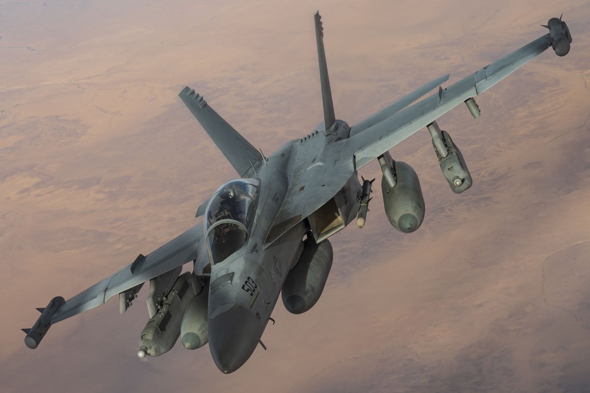 Roberto_yeager's tweet photo. Impresionantes las fotos que salen desde los cisternas (que no tanqueros🤣), en este caso un #McDD(#Boeign) EA-18G #Growler sobre el #CENTCOM (#USAF photo by Staff Sgt. William Rosado) #EA18G https://t.co/uDBSyN2wMr