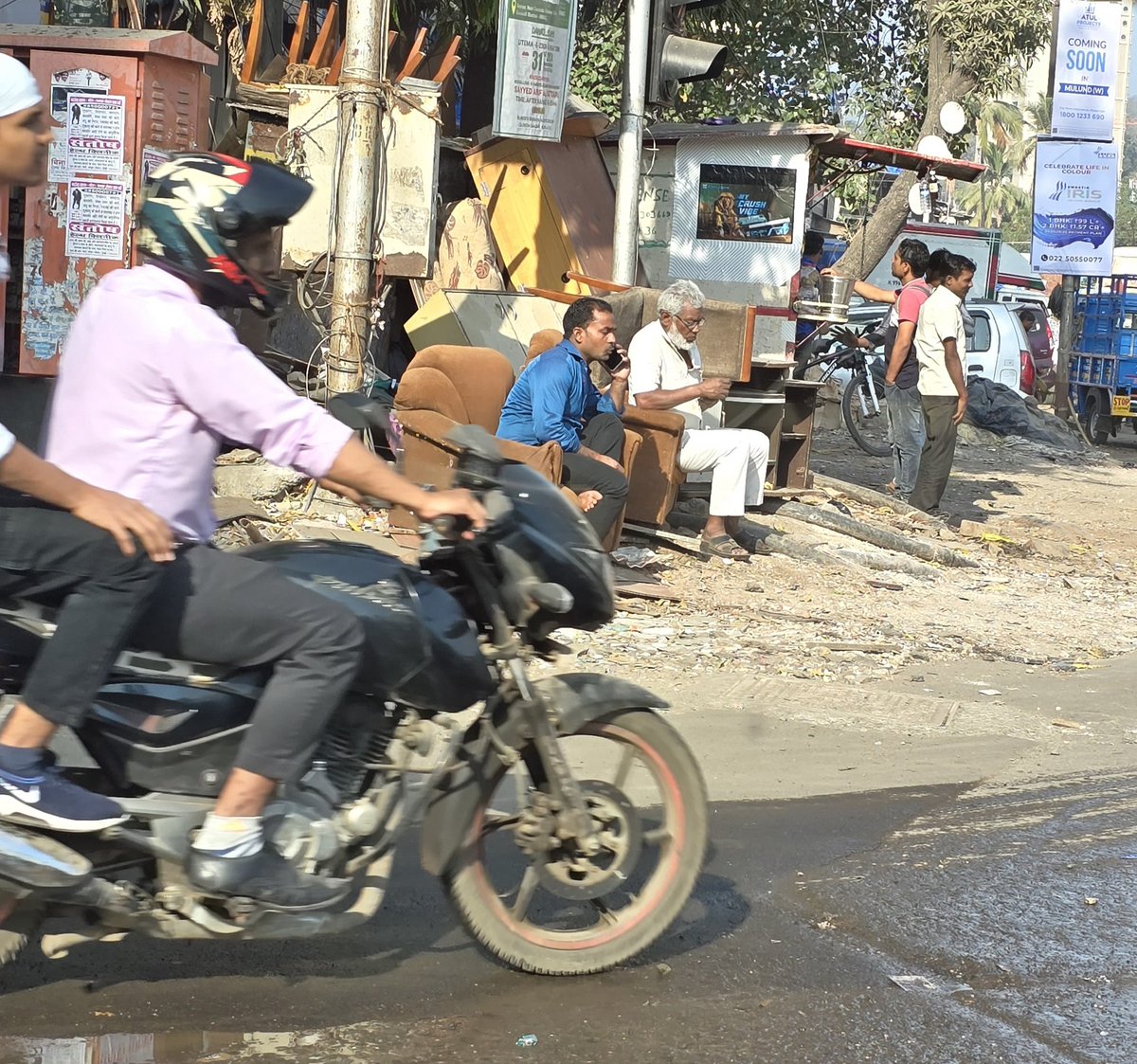 jeevanuchil's tweet photo. @mybmc @mybmcWardS this is the condition at Sonapur signal, LBS marg, Bhandup. All scrap items are kept on the road &amp; blocking the road. 
Why your team is not cleaning this up? Have complained earlier also but no action.

@CMOMaharashtra @Dev_Fadnavis @mieknathshinde  pls help🙏 https://t.co/xw5ggCeQio