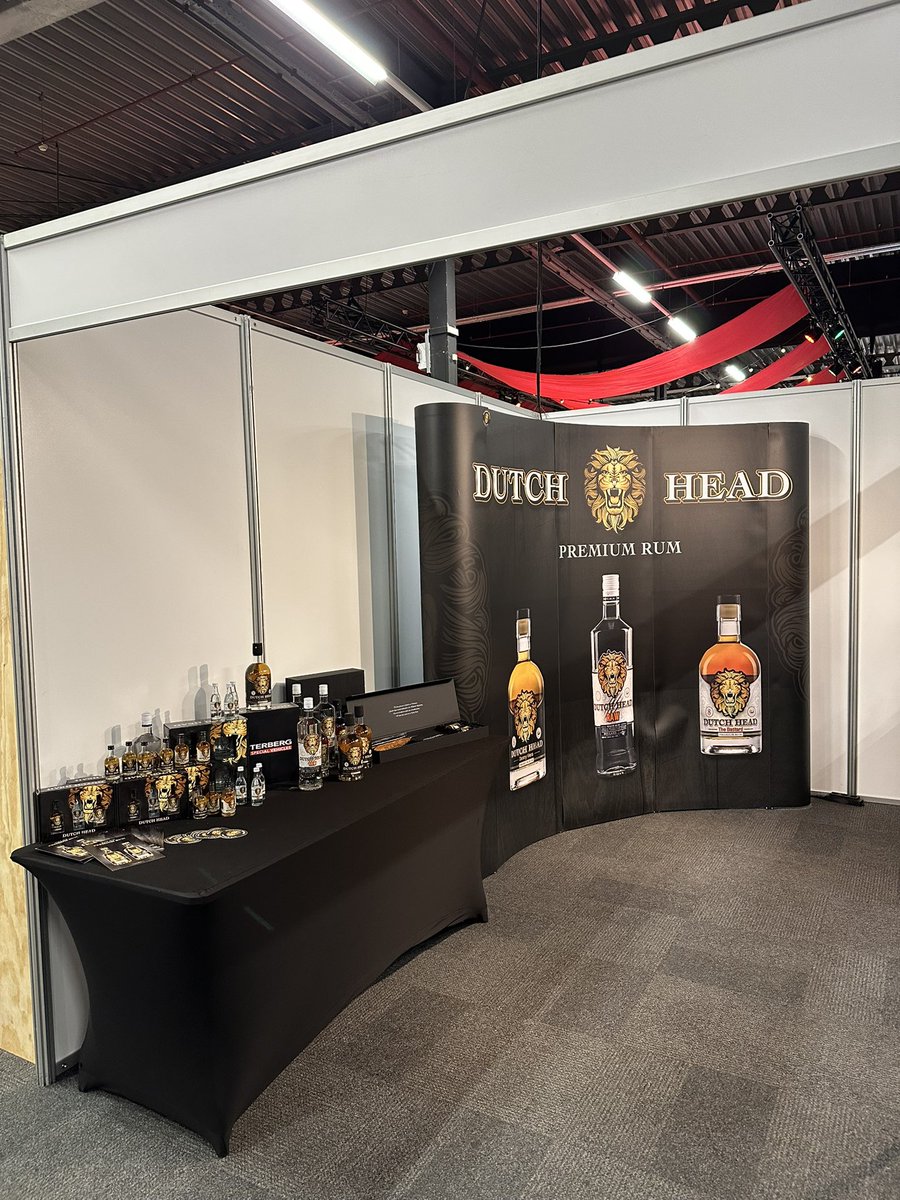 dutchheadrum's tweet photo. 🥃 Dutch Head Rum op de Kerstpakketten Beurs in Houten! 🎁🔥

Vandaag en morgen staan wij op de Kerstpakketten Beurs in Expo Houten! Kom langs en ontdek de kracht en finesse van Dutch Head Rum. 🌿🍹 Proef onze exclusieve rum en ervaar waarom dit het perfecte cadeau is voor de feestdagen! 🎄🎁

📍 Expo Houten
📅 Vandaag & morgen
🎁 Perfect voor kerstpakketten & geschenken

Mis het niet! Kom langs, proef, ervaar en laat je verrassen! 👀✨

#DutchHeadRum #KerstpakkettenBeurs #RumTasting #PremiumRum #ExpoHouten #DutchRum #KerstCadeau #Kerstpakket #ProefDeSmaak #CraftRum #SpiritsLover #GiftIdeas #HolidayCheers #SpecialtyRum #Kerstgeschenk #PerfectGift #TastetheExperience #RumTime #FineDrinks #ChristmasGift #RumLovers #CocktailTime  #TasteTheDifference #ExclusieveRum #HolidaySeason #BoothExperience  #KerstInspiratie #HandcraftedRum #LuxuryDrinks #RumExperience
