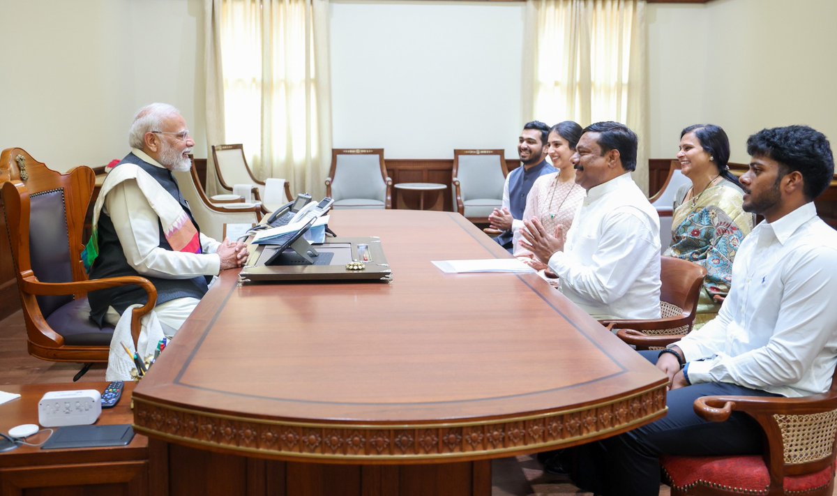 maheshreddy_bjp's tweet photo. ప్రధాని మోదీ గారిని కలిసిన బీజేఎల్పీ నేత ఎమ్మెల్యే ఏలేటి మహేశ్వర్ రెడ్డి గారు.
బీజేఎల్పీ నేత ఎమ్మెల్యే ఏలేటి మహేశ్వర్ రెడ్డి గారు కుటుంబ సమేతంగా ప్రధాన మంత్రి శ్రీ నరేంద్ర మోదీ గారిని డిల్లీలో మర్యాదపూర్వకంగా కలిసారు.
#alletimaheshwarreddy #naredarmodi #PMModi #bjptelangana https://t.co/sAeVkVJ2g4